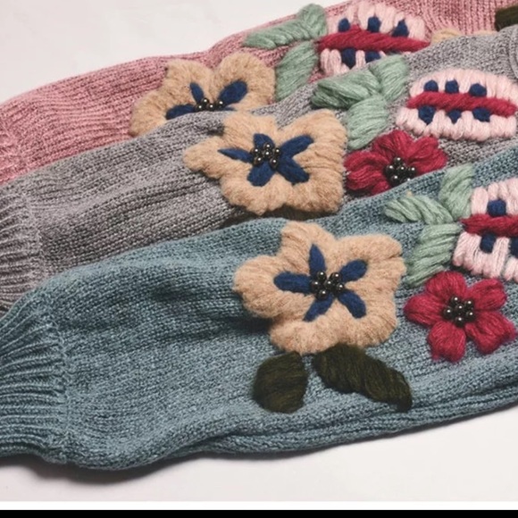 SALE! ⬇️$48 Grey Floral Appliqué Oversize Sweater - Picture 3 of 8